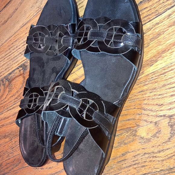 Size 8 1/2’ black leather Munro Walking Wedge sandal with shock absorbing heel